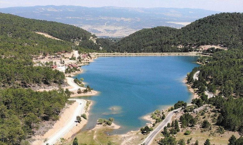 Tahtalı Göleti, mavi ve yeşilin buluştuğu manzarasıyla görenleri büyülüyor