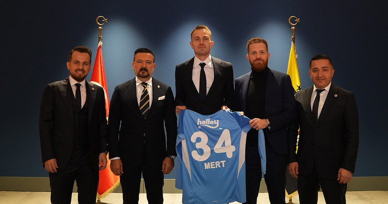 Mert’ten genç isme forma jesti geldi