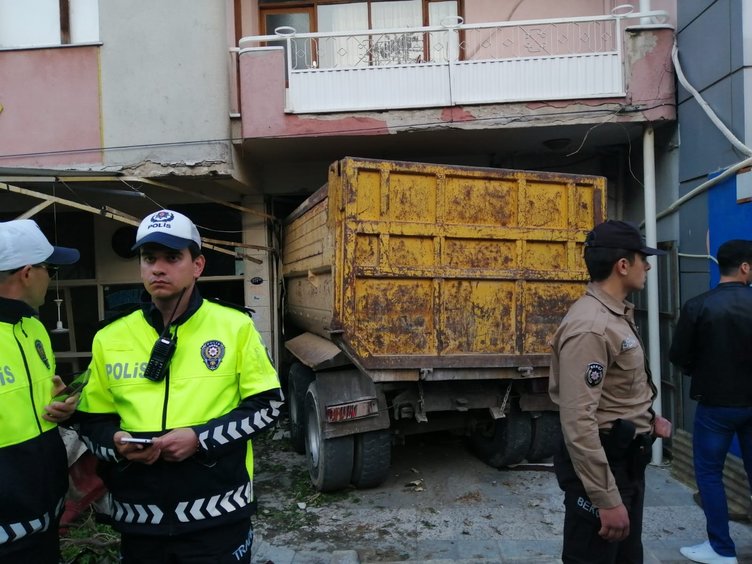 İzmir Bayraklı’da freni boşalan kamyon kahvehaneye daldı