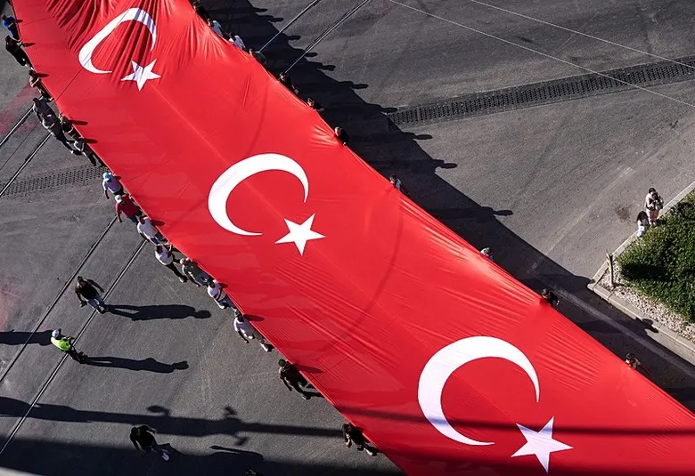izmirde-7den-70e-zafer-yuruyusu-yapildi-metrelerce-turk-bayragi-tasindi-1788940937024.jpeg