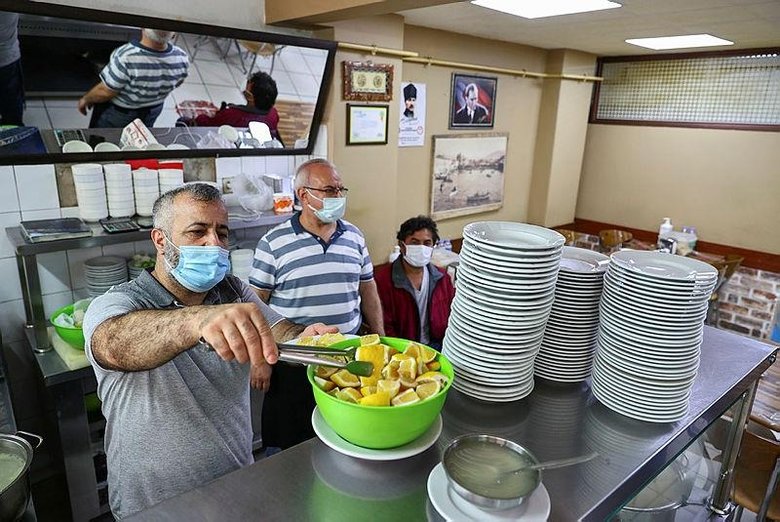 İzmir’de restoran ve kafeler kademeli normalleşme kapsamında müşteri kabul etmeye başladı