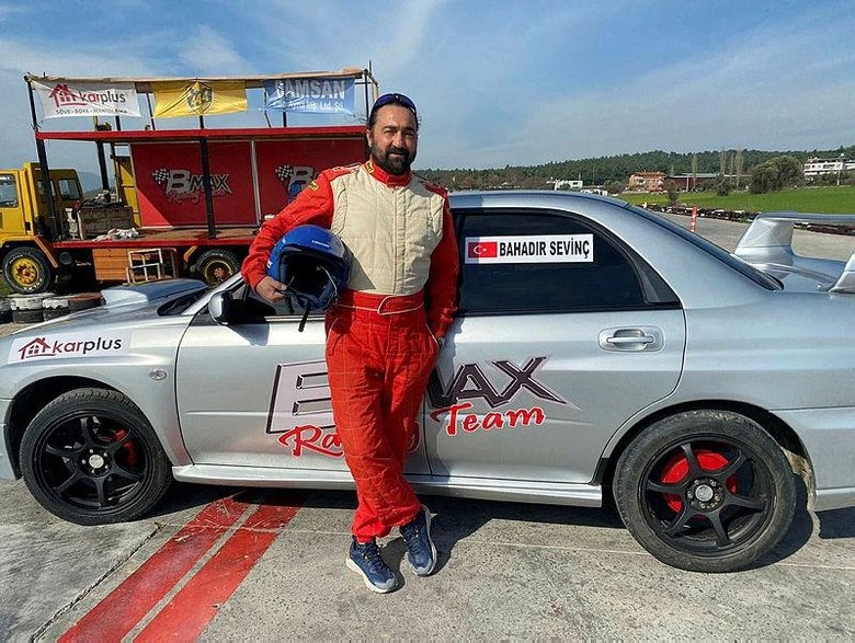 Kanseri yarış tutkusuyla yendi, hayali olan yarış pistini kurdu