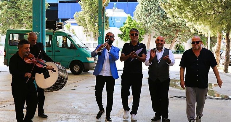 Böyle tepki görülmedi! Denizli’de davul zurnalı evrak teslimi