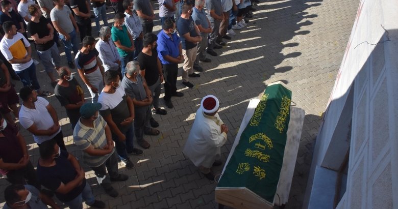 İzmir’de bıçaklanarak öldürülen 3 çocuk annesi kadının cenazesi toprağa verildi