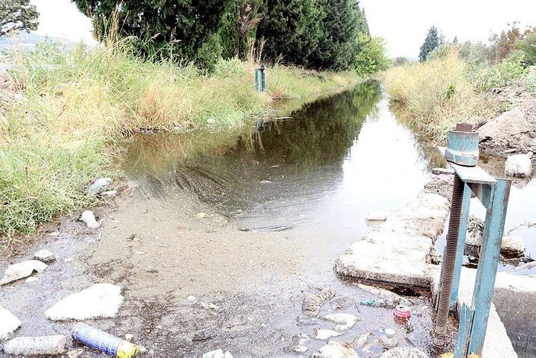 İki ilçedeki su kanallarında kirlilik tam gaz, çiftçi yağmuru bekliyor!