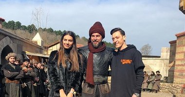 Diriliş Ertuğrul setine Mesut Özil ve Amine Gülşe sürprizi