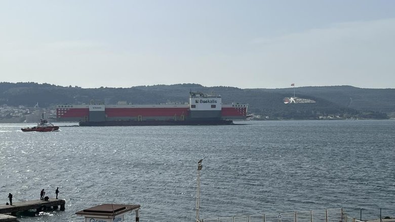 Dev Yüzer Havuz ‘Boka Vanguard’ Çanakkale Boğazı’ndan geçti