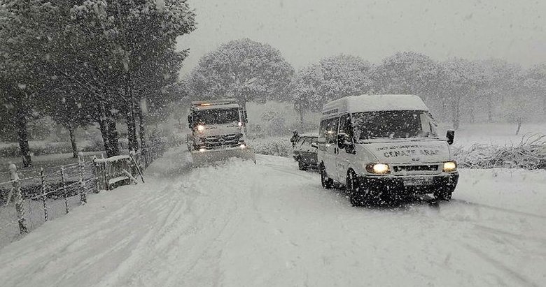 İzmir’de kar seferberliği! Ekipler yolları açık tutmak için çabalıyor