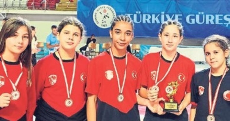 Tireli güreşçi kızlar madalyaları topladı