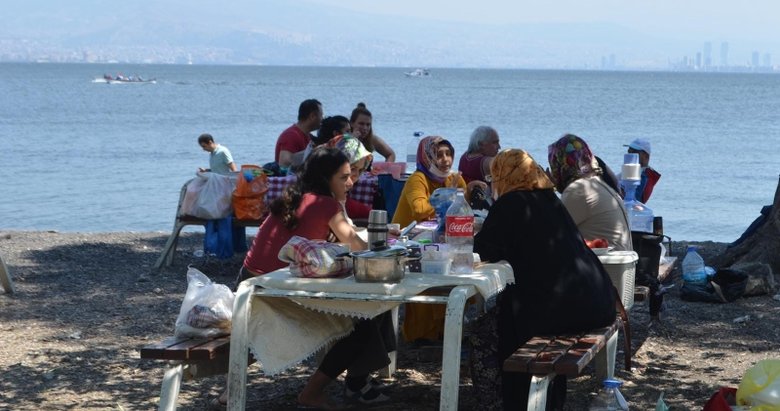 İzmirliler piknik alanlarına akın etti