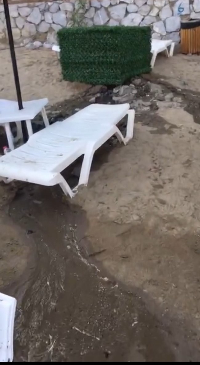 Muğla’daki mavi bayraklı plajda lağım skandalı