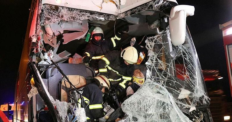 İzmir - Karabük seferini yapan otobüs kamyona çarptı: 16 yaralı