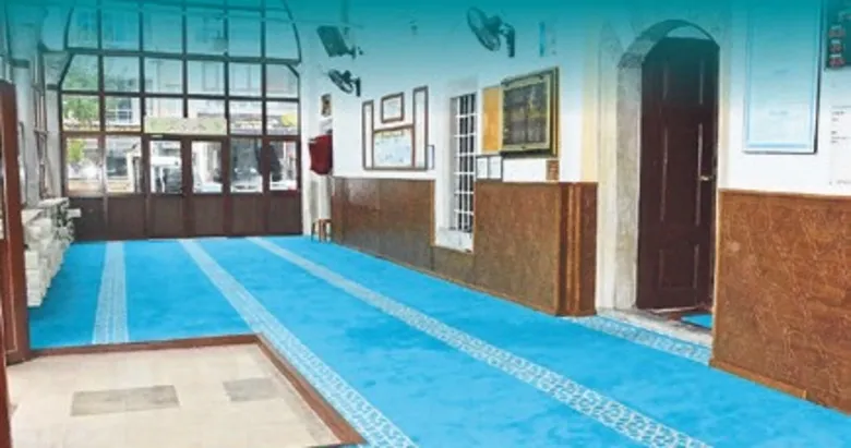 Tarihi Hatuniye Cami turkuaz halılarla buluştu