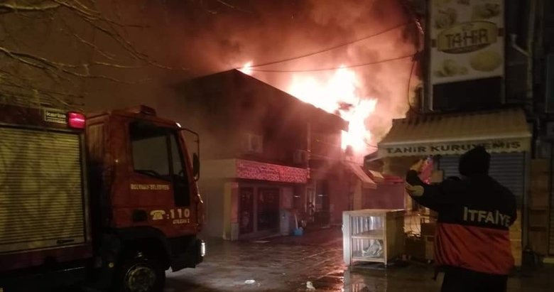 Bolvadin’de çıkan yangında 10 iş yeri alevlere teslim oldu