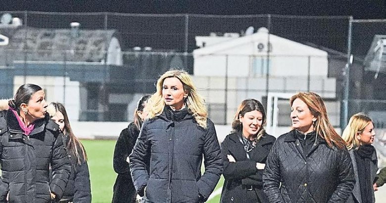 Futbola kadın eli değdi