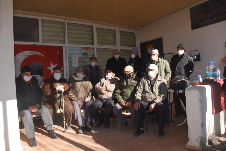 Mahalleli tahliye edilmek istenen muhtarlık binası önünde nöbet tutmaya başladı