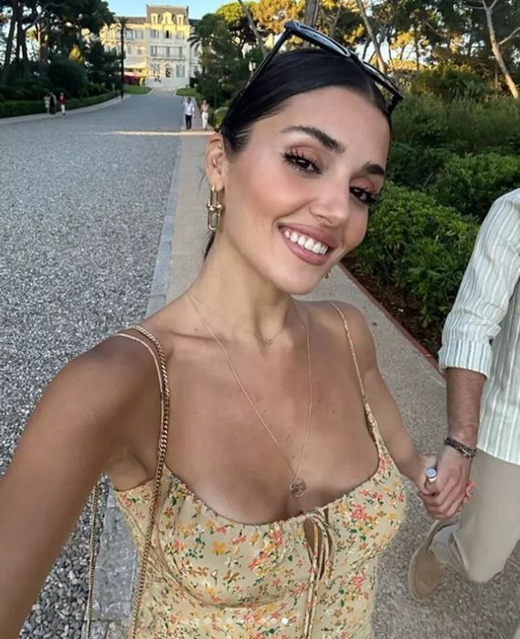 Hande Erçel’in İtalya tatili pozları çok beğenildi