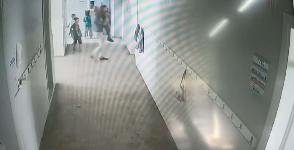 Muğla’da akılalmaz görüntü! Müdür yardımcısı 6 yaşındaki öğrenciyi havaya kaldırıp fırlattı