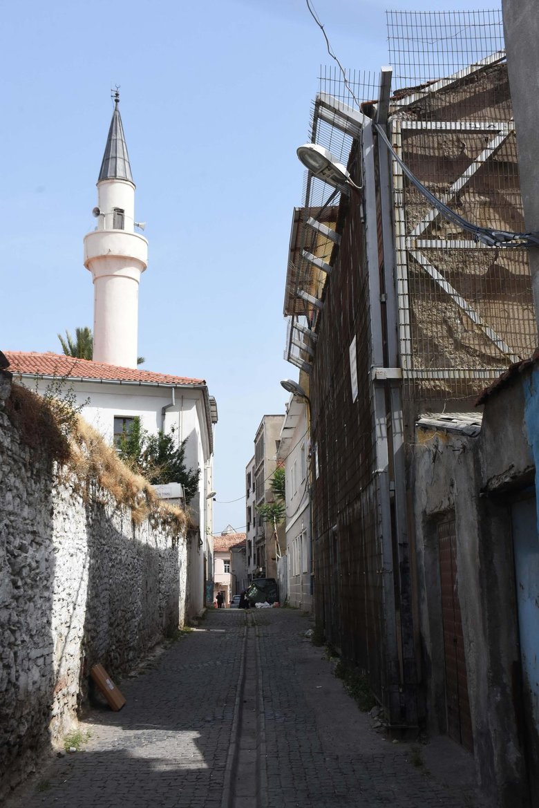 Tarih tek tek siliniyor! Basmane’yi sevgisizlik ve cehalet yok ediyor!