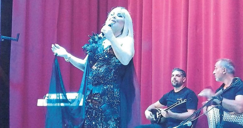 Safiye Soyman ve Faik Öztürk Zehra için sahnede