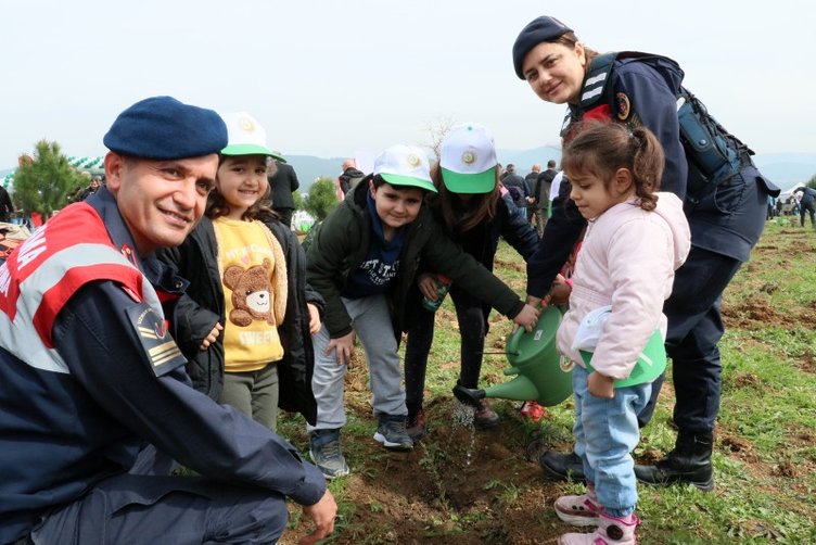 Dünya Ormancılık Günü’nde anlamlı etkinlik! Deprem şehitleri anısına 4 bin fidan toprakla buluşturuldu!