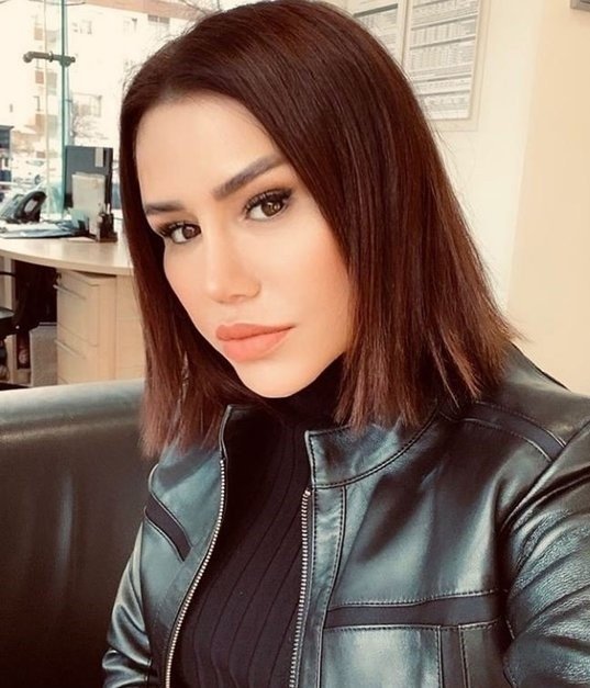 Ünlü şarkıcı Ceylan yeni imajıyla dikkat çekti