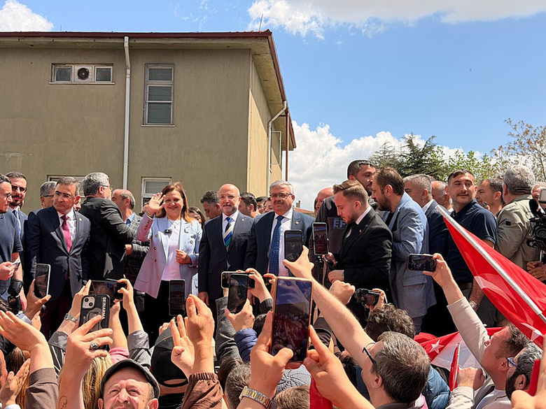 ak-partiye-gecen-burcu-koksal-vatandaslara-seslendi-sehrimizi-buyuten-gelistiren-guclendiren-her-adimin-yanind-1778666306445.png