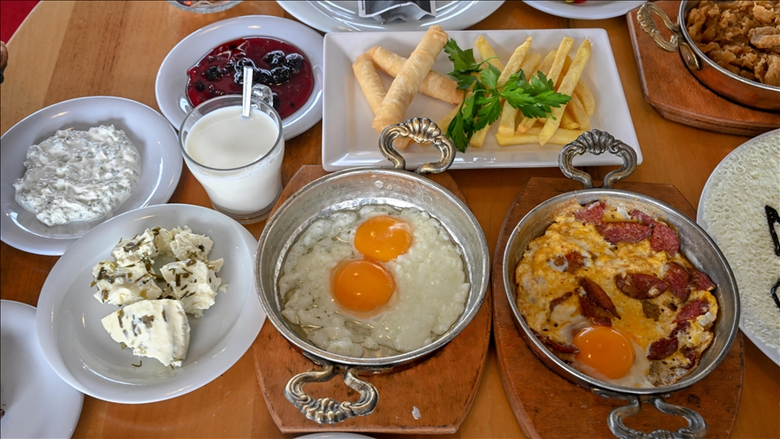 sosyal-medyada-trend-oldu-izmirde-sabah-ritueli-degisti-ege-mutfagi-dunya-listesinde-1778763293624.png