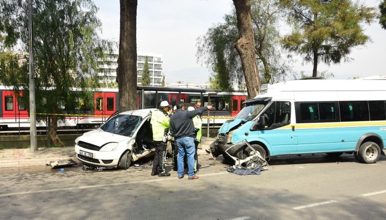 İzmir’de feci kaza! Minibüs ve otomobil çarpıştı