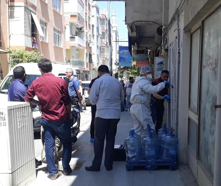 İzmir’de 2 genç evinde ölü bulundu