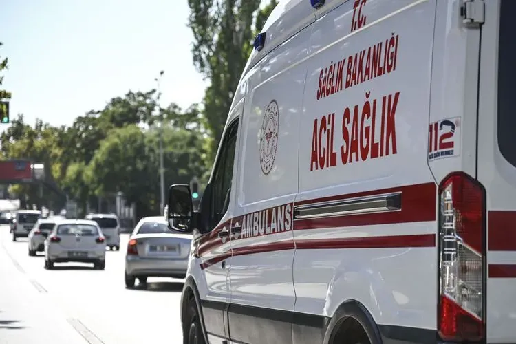 İzmir’de korkutan olay! Akaryakıt pompasına çarpan otomobil yandı