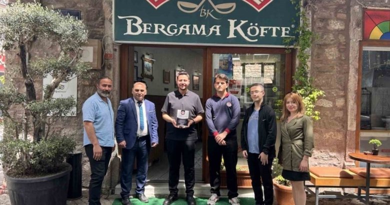 Bergama’da Türkçe isimli iş yerlerine teşekkür plaketi
