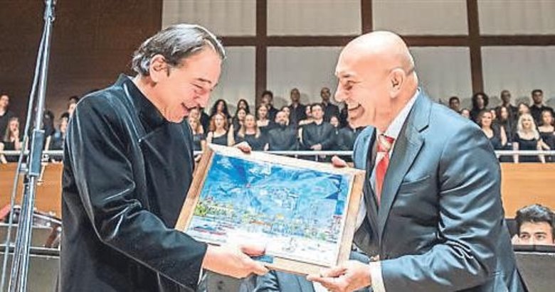 Büyükşehir’in sanatçıları 100. Yıl Marşı için kapıştı