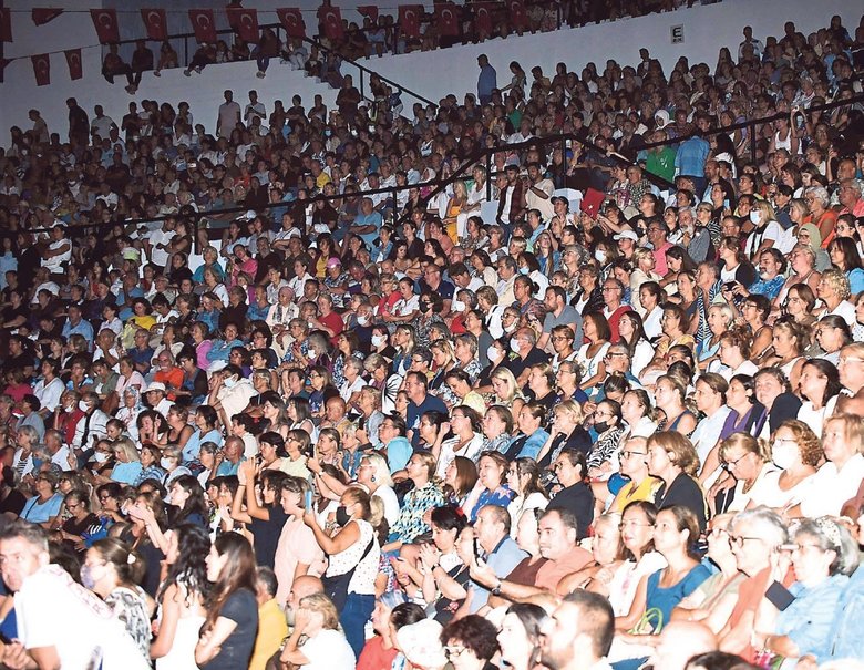 Ajda Çeşme’de izdiham yarattı