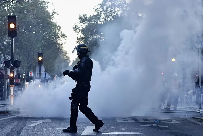 avrupada-sokaklar-alev-alev-protestolar-5-ulkeye-yayildi-1792391197322.jpeg
