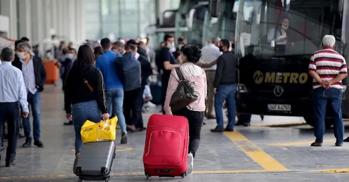 Bayram öncesi biletler zamlandı mı? Bayramda uçak mı yoksa otobüs mü daha avantajlı? İzmir - İstanbul biletleri ne kadar?