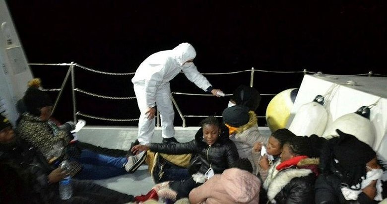 İzmir’de lastik botla sürüklenen 21 sığınmacı kurtarıldı