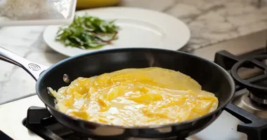 4 malzemeyle hem ekonomik hem leziz omlet tarifi...