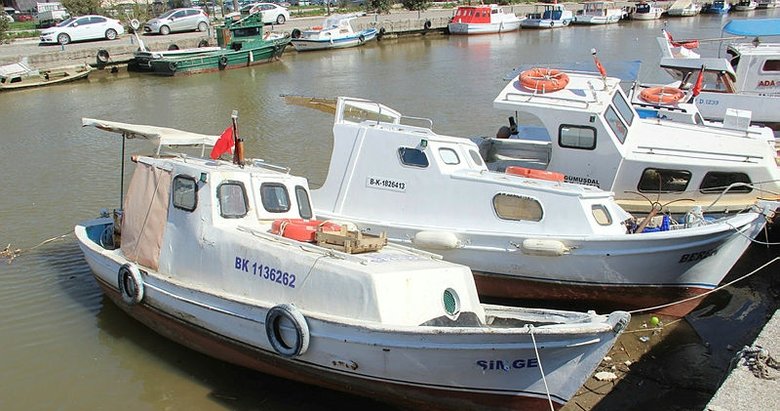 Çanakkale’de sular çekilince tekneler karaya oturdu