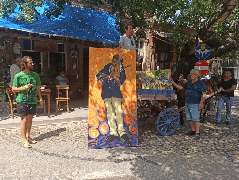 Açacağı serginin tanıtımını at arabasında eserlerini gezdirerek yaptı