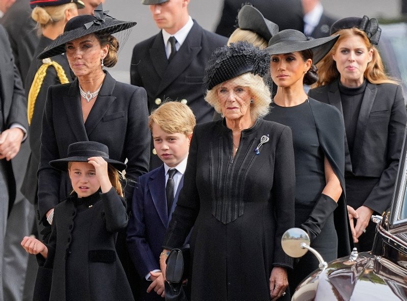 Ailede sular durulmuyor! Prens Harry ve Megan Markle kraliyet mülkünden kovuldu