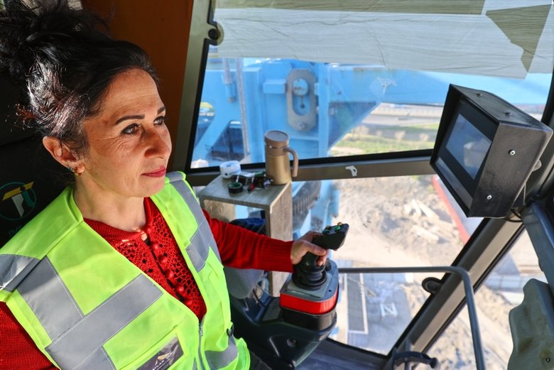 45 yaşında kule vinç ehliyeti alan kadın operatör, İzmir’deki yüksek binalara imzasını atıyor