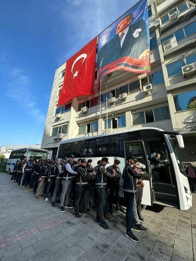 İzmir'de 'Kıskaç' operasyonuyla yakalanan 28 şüpheli tutuklandı