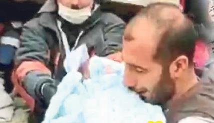 Hatice ve kızları güneşi gördü