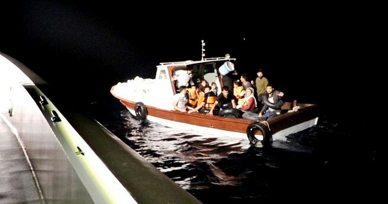 Ayvalık’ta 25 kaçak göçmen yakalandı