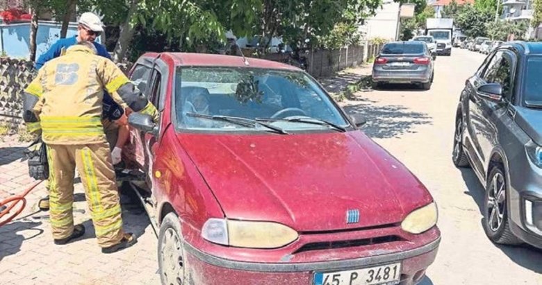 Araçta sıkışan 3 yaralıyı itfaiye kurtardı
