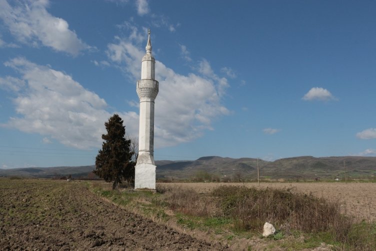 Balıkesir’de görenleri şaşkına çeviren manzara! Tarlaların arasında camisiz minare