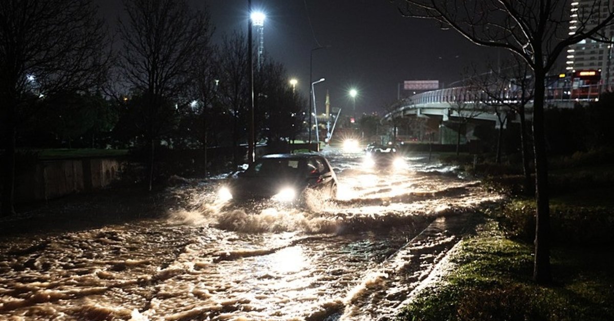 İzmir'de kuvvetli sağanak: Yollar göle döndü, rögarlar doldu taştı