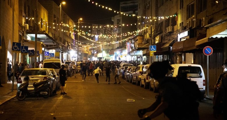 İsrail, sabah namazı sonrası Mescid-i Aksa’dan çıkan cemaate müdahale etti