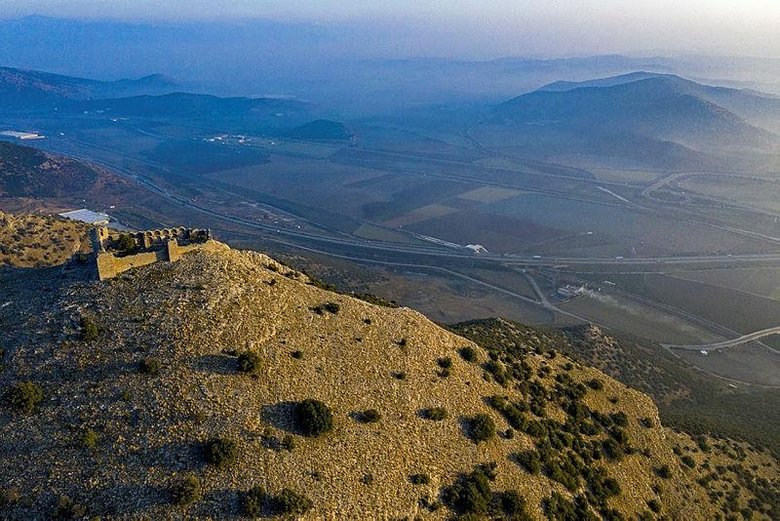 Adını zorlu yollarından alan Keçi Kalesi manzarasıyla ilgi görüyor